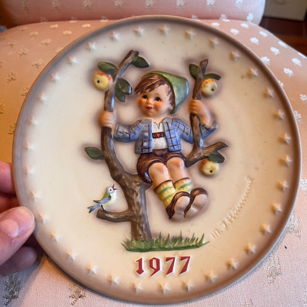 1977 Hummel Annual Plate “Apple Tree Boy”